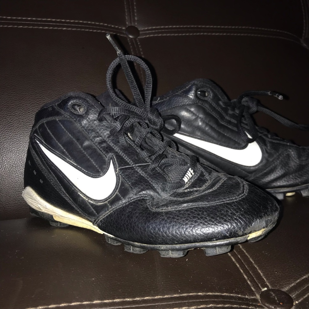 BLACK NIKE ATHLETIC SHOES